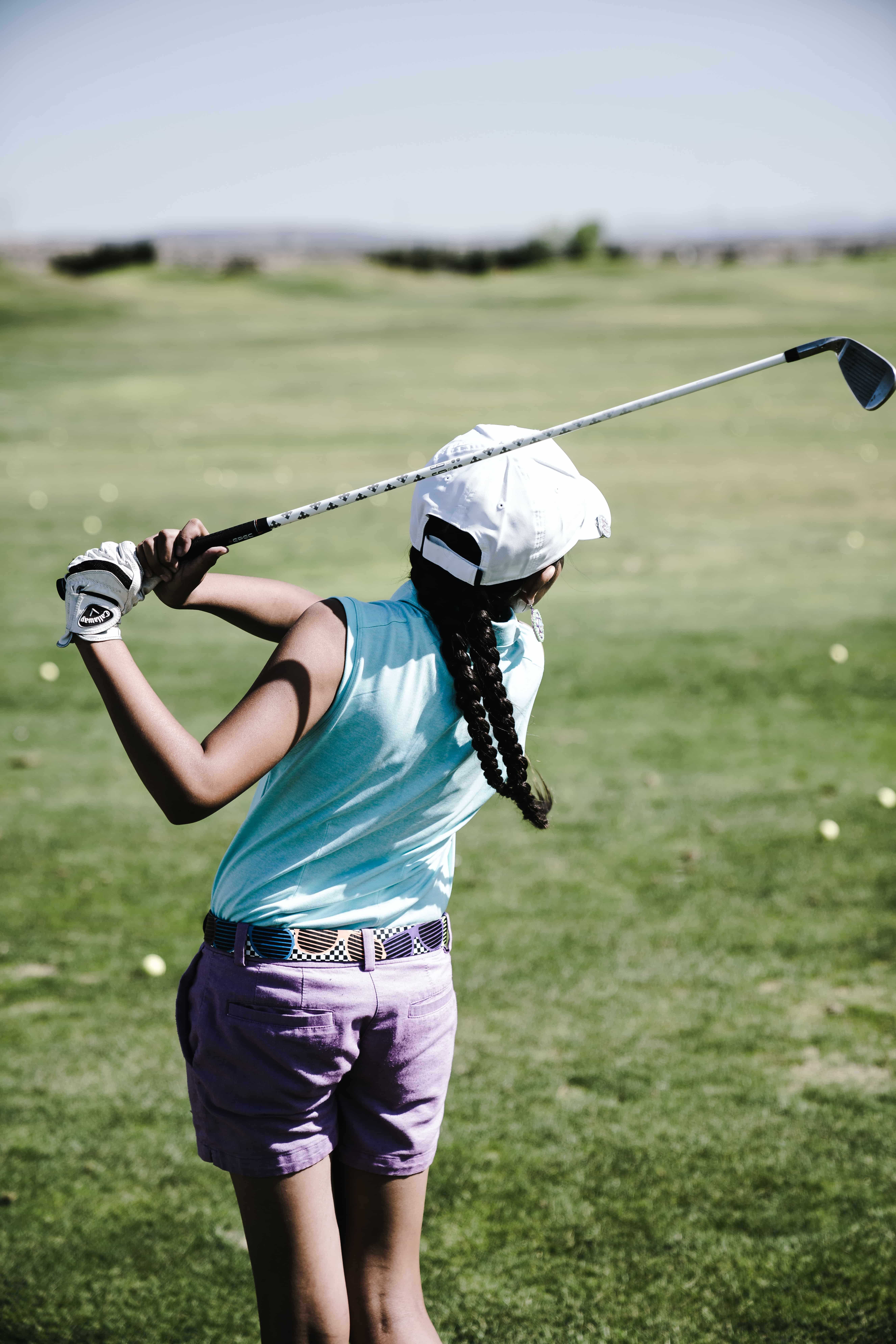 niña practicando golf